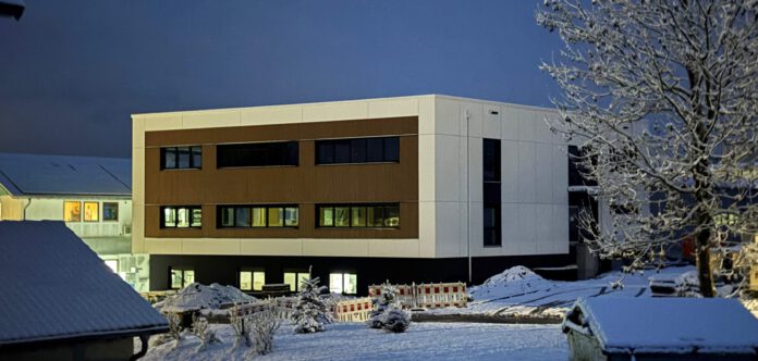 Gebäude Neubau 3 Schnee-geschnitten
